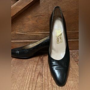 *flash sale* Salvatore Ferragamo Black leather pumps - classic